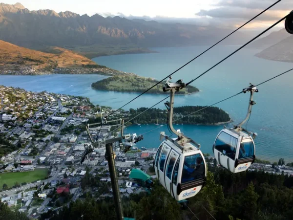 Gondola Ride to Bob's Peak