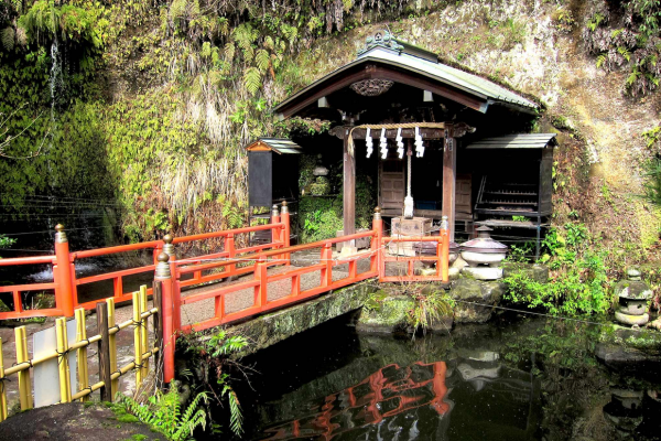 Zeniarai Benten Shrine