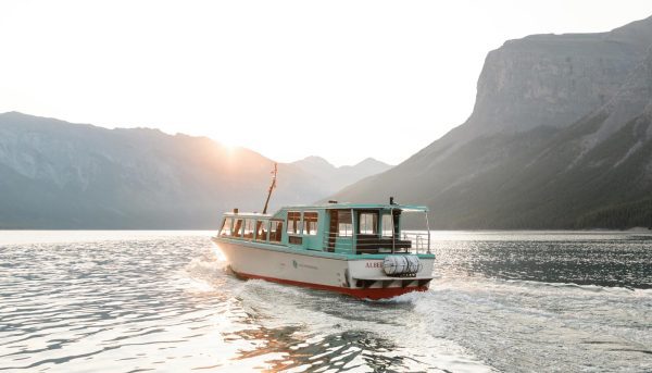 Lake Minnewanka: Boating
