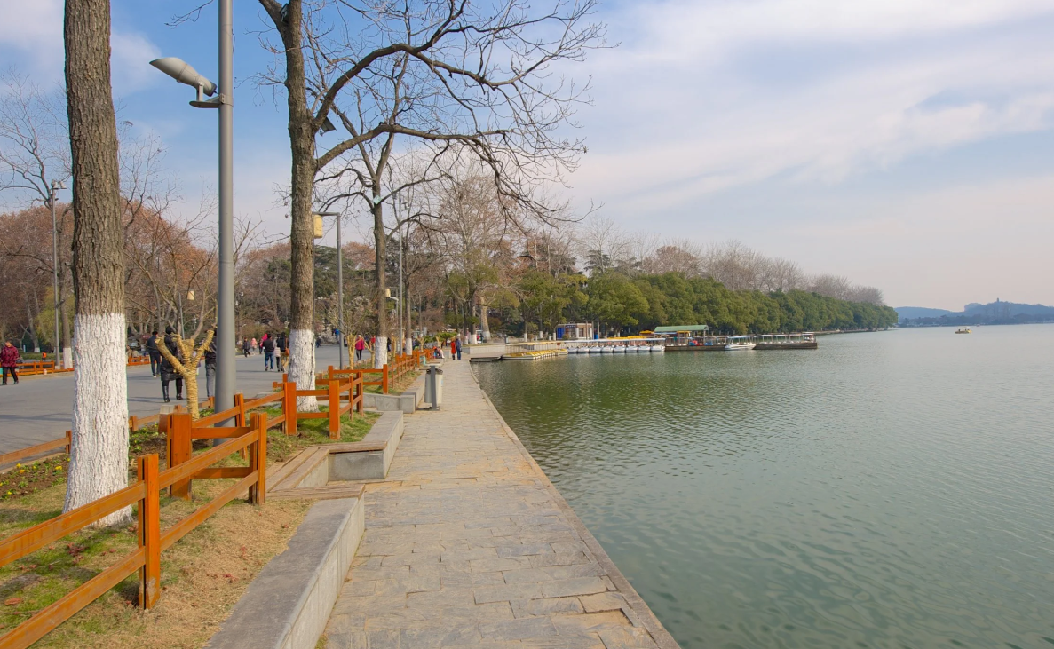 troll Around Xuanwu Lake Park